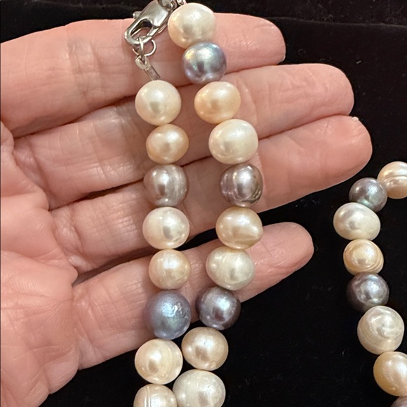 Elegant Pearl Necklace - Picture 2 of 2